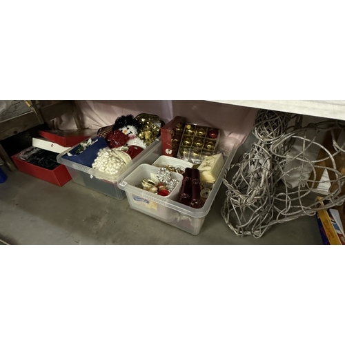 550 - A quantity of Christmas decorations