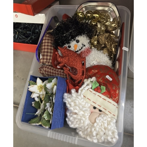 550 - A quantity of Christmas decorations