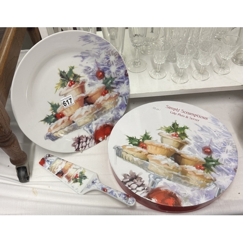 617 - A boxed (as new) Christmas cake plate & server