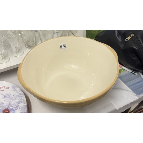 618 - A large clover leaf mixing bowl