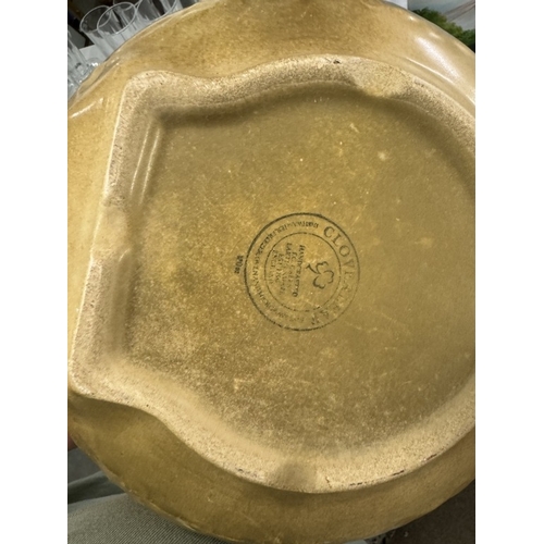 618 - A large clover leaf mixing bowl