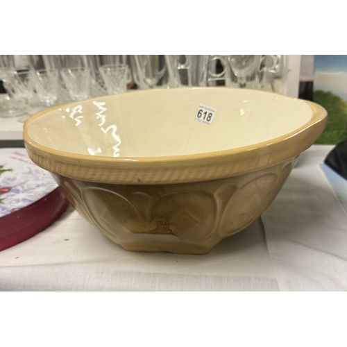 618 - A large clover leaf mixing bowl