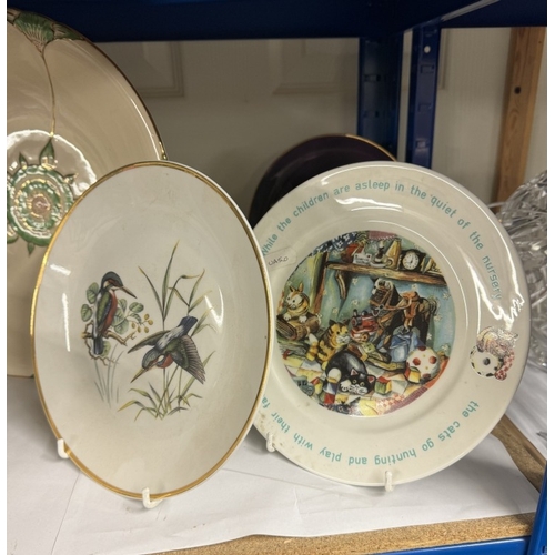 633 - A shelf of vintage decorative plates