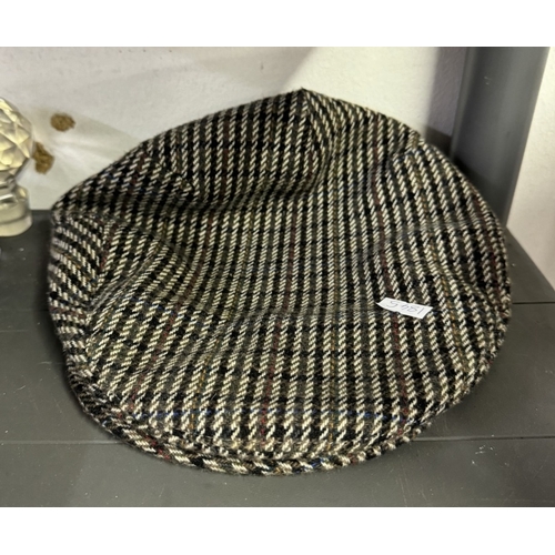 701 - A vintage ladies hat, and a flat cap.