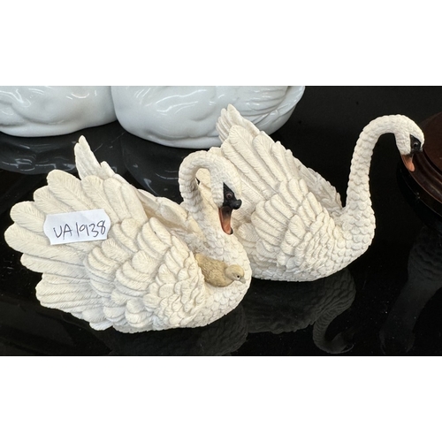 865 - 4 Swan ornaments including Lladro, Leonardo & Florence