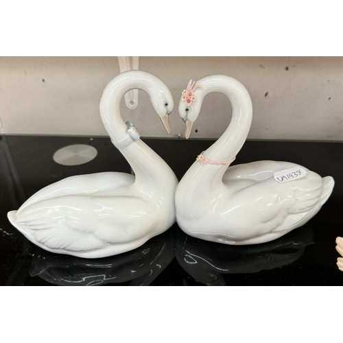 865 - 4 Swan ornaments including Lladro, Leonardo & Florence