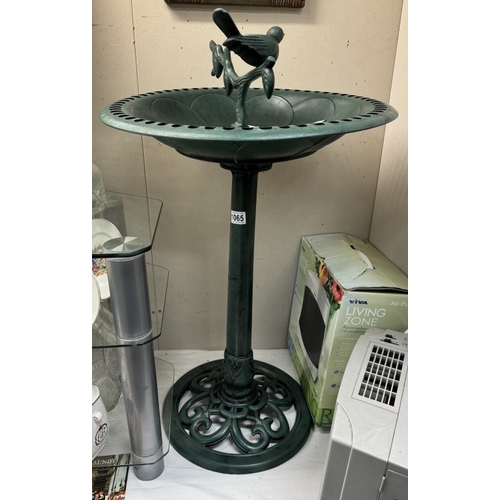 1065 - A green plastic birdbath