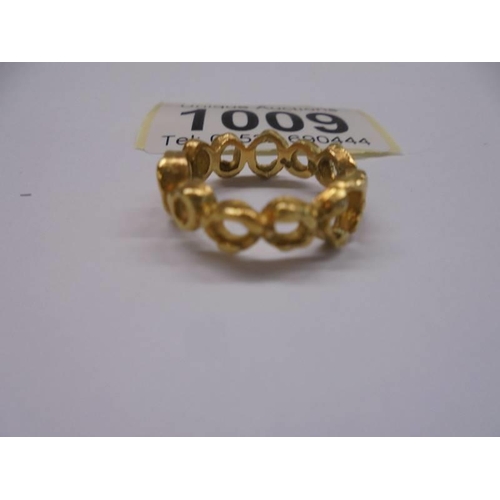 1009 - An 18ct (750) gold ring, size K, 5.6 grams.