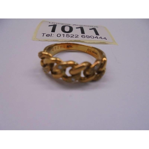 1011 - An 18ct (750) gold ring, size O, 5.5 grams.