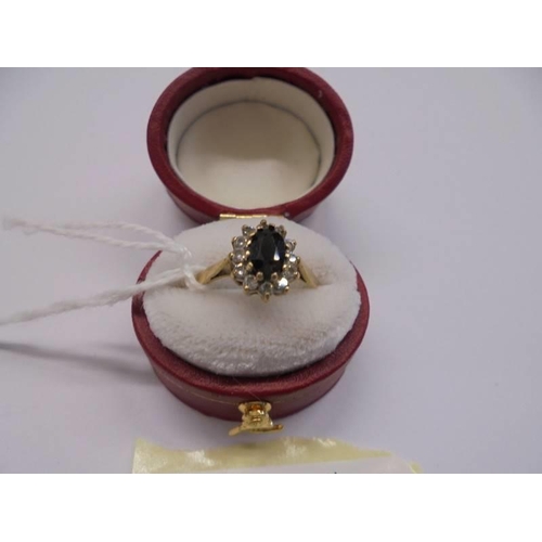 1014 - A sapphire cluster ring in gold band, size L, 1.5 grams.