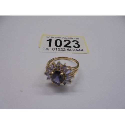 1023 - A 9ct gold sapphire ring, size O, 3.1 grams.