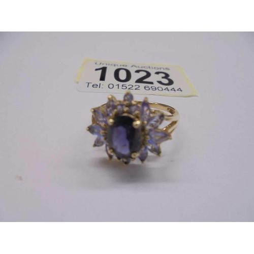 1023 - A 9ct gold sapphire ring, size O, 3.1 grams.