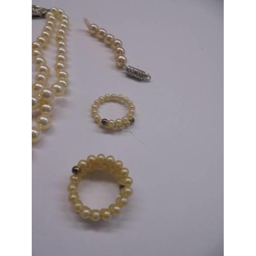 1029 - A pearl necklace, two pearl rings and two pairs of earrings.