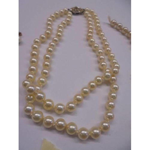 1029 - A pearl necklace, two pearl rings and two pairs of earrings.