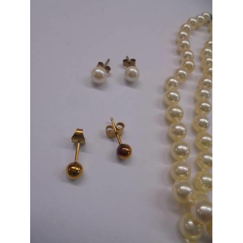 1029 - A pearl necklace, two pearl rings and two pairs of earrings.