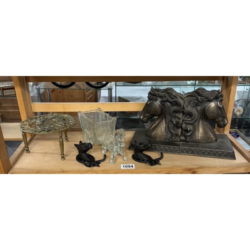 1094 - A pair of horse book ends (A/F), Brass trivet featuring a horse, horse hooks etc