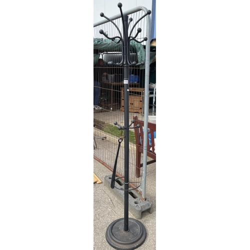 1010 - A black metal coat stand