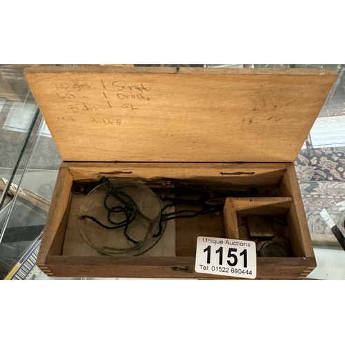 1151 - A boxed jeweller scales