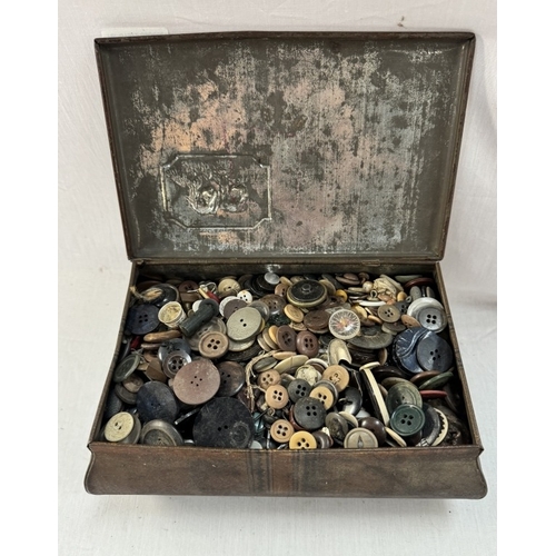 1165 - A vintage tin full of buttons