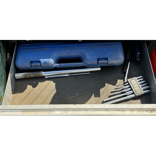 1060H - A Superline Pro metal toolbox with an assortment of tools