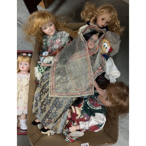 405 - A box of collectors dolls