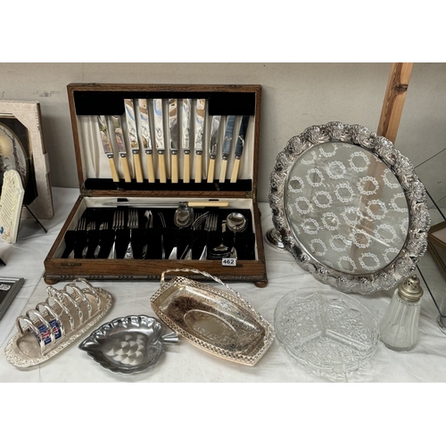 462 - A canteen of cutlery in oak box & Silver plate toast rack etc