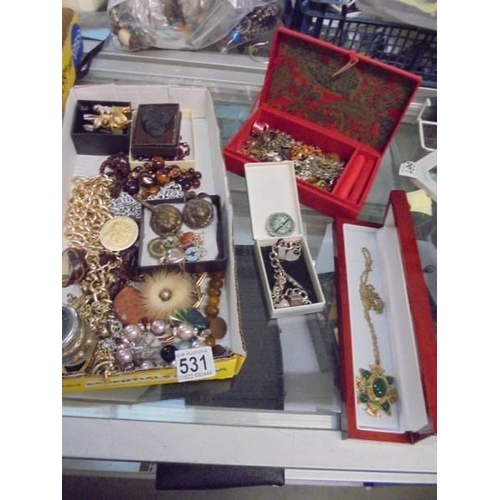 531 - A mixed lot of costume jewellery including silver brooch.