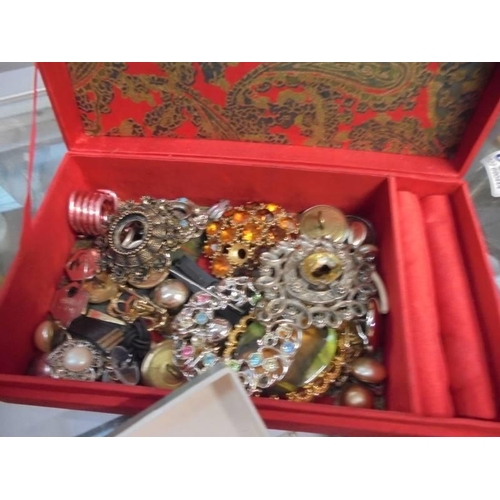 531 - A mixed lot of costume jewellery including silver brooch.