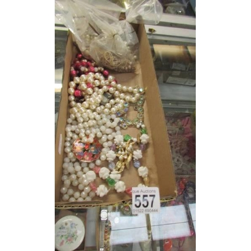 557 - A quantity of necklaces and loose beads.