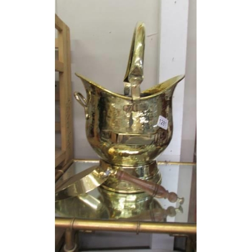 1281 - A polished brass coal scuttle with shovel.