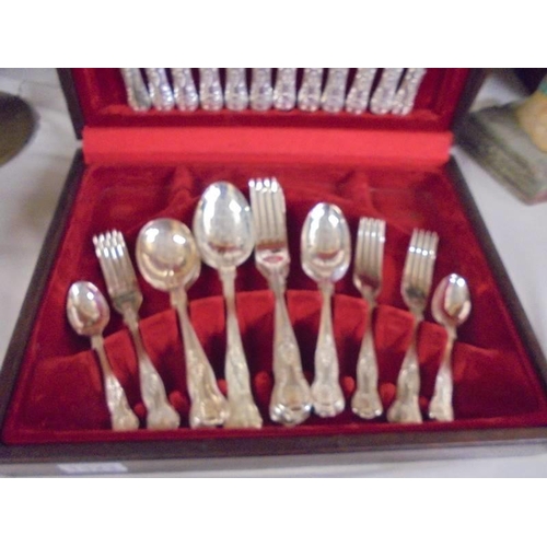 1323 - A Canteen of King's Pattern cutlery.