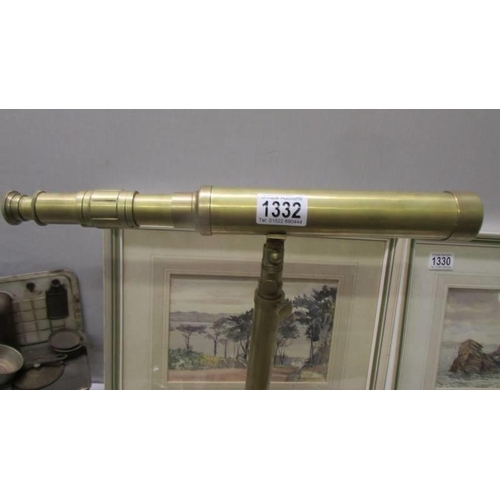 1332 - A brass telescope on tripod.