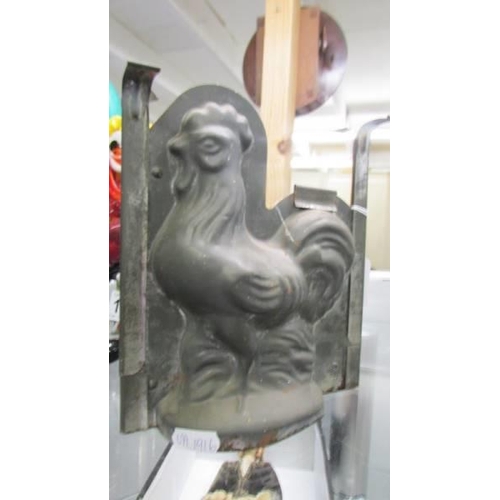 1337 - A vintage chocolate mould in the shape of a hen.