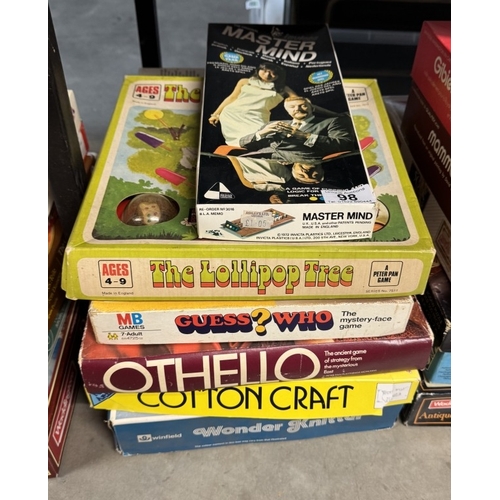 98 - A quantity of vintage jigsaws (Unchecked) & board games including Mastermind