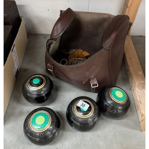 30 - A set of 4 Tyrolite Taylor & Rolph lawn bowls, Size 5 1/6 Bias 3