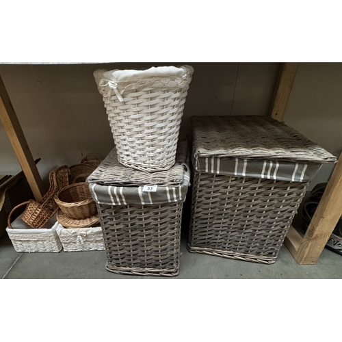 33 - A quantity of wicker baskets