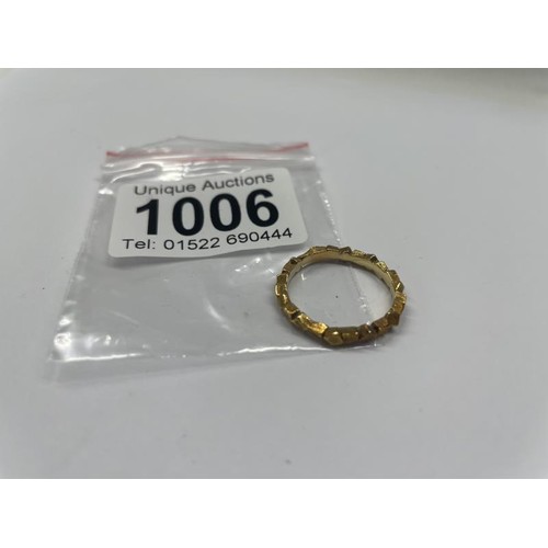 1006 - An 18ct (750) gold ring, size P, 3.4 grams.