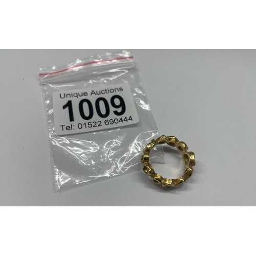 1009 - An 18ct (750) gold ring, size K, 5.6 grams.