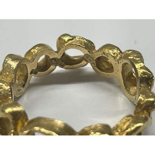 1009 - An 18ct (750) gold ring, size K, 5.6 grams.