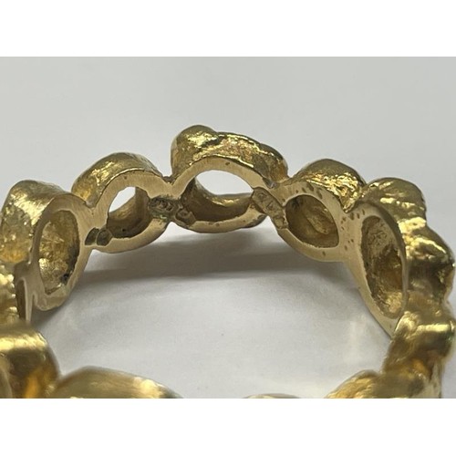 1009 - An 18ct (750) gold ring, size K, 5.6 grams.