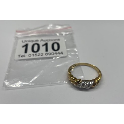 1010 - An 18ct (750) gold ring, size O, 3.5 grams.