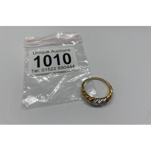 1010 - An 18ct (750) gold ring, size O, 3.5 grams.