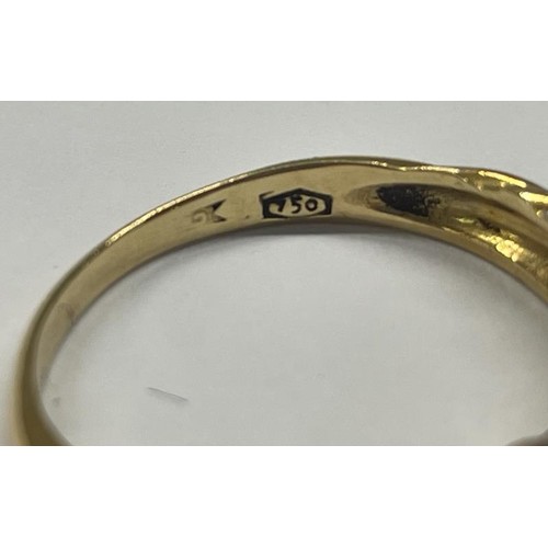 1010 - An 18ct (750) gold ring, size O, 3.5 grams.