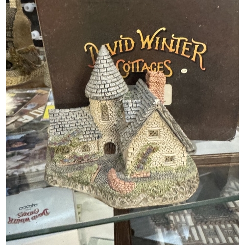 148 - 5 boxed David Winter cottages and 7 unboxed models