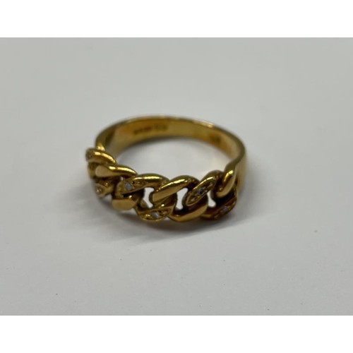 1011 - An 18ct (750) gold ring, size O, 5.5 grams.