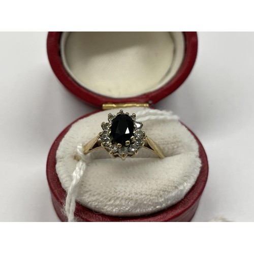 1014 - A sapphire cluster ring in gold band, size L, 1.5 grams.