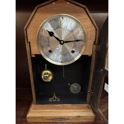 275 - An American style mantle clock