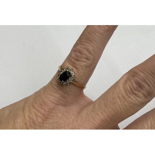 1014 - A sapphire cluster ring in gold band, size L, 1.5 grams.