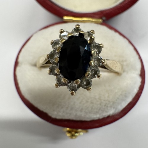 1014 - A sapphire cluster ring in gold band, size L, 1.5 grams.