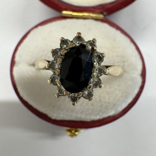 1014 - A sapphire cluster ring in gold band, size L, 1.5 grams.